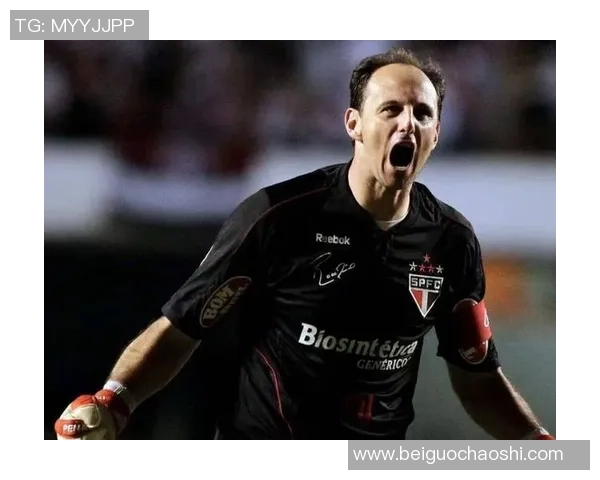 足球明星在赛场拼搏后的疲惫瞬间展现出他们不为人知的辛苦与努力